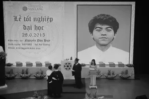 Nam sinh mất đột ngột, cha nhận thay bằng tốt nghiệp