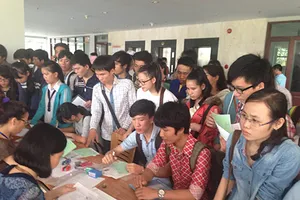 Thí sinh lo lắng vì sai sót trên giấy báo thi