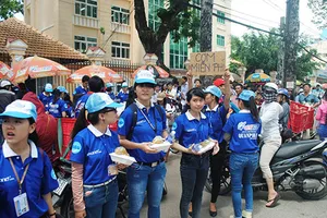 Ngày thi đầu tiên: Sĩ tử được chăm sóc đến... 'tận răng'
