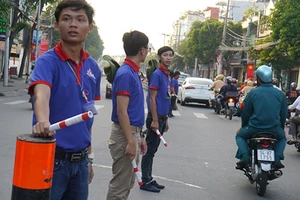 Lực lượng tiếp sức mùa thi giăng mình làm 'dải phân cách'