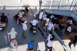 Đưa con đi thi, phụ huynh chật vật tìm chỗ trốn cái nắng 40 độ 