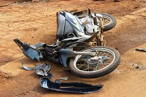 Tông vào xe tải, một thanh niên đi xe máy tử vong