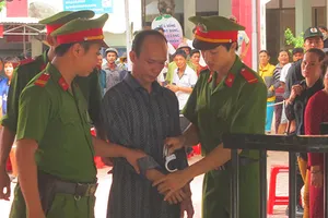 Nghi vợ 'ăn nem', nửa đêm cầm dao cắt cổ