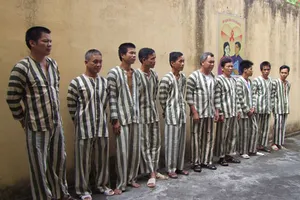 Ông lão gần 90 tuổi bị bắt vì đánh bạc