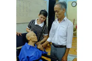 Bàn giao bệnh binh 70 tuổi cho gia đình sau gần 50 năm thất lạc