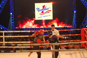 Nóng từ sàn thi đấu đến khán đài