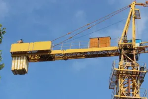 Vất vả giải cứu thanh niên ngáo đá ngồi trên cần cẩu cao hơn 50m