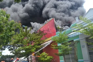 Cháy dữ dội tại công ty sơn ở Đà Nẵng