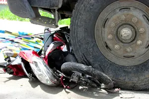 Xe tải cán nát xe máy, một phụ nữ tử vong