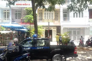 Chị gái về nhà phát hiện em ruột treo cổ tự tử 