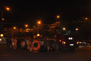 Thót tim 3 cuộn thép nặng 30 tấn, rơi xuống ngay ngã tư