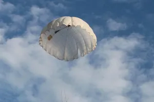 Chùm ảnh phi công khổ luyện cho giây phút bung dù