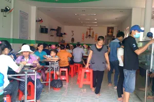 Ấm lòng suất cơm tình thương 5.000 đồng của Linh mục trẻ