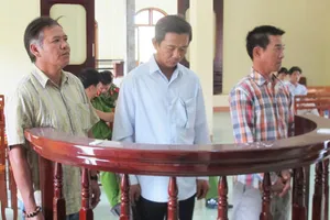 Nhập hộ khẩu khống để 12 Việt kiều nhập lậu ô tô