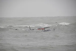 Kịp thời cứu sống bốn ngư dân bị chìm tàu trên biển