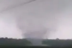 Clip ngỡ ngàng với cơn lốc xoáy 