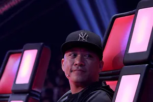 Tuấn Hưng khóc khi ngồi trên ghế nóng