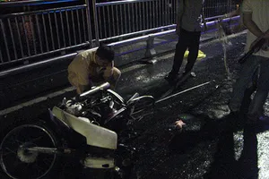 Truy tìm xe ôtô gây tai nạn từ mảnh vỡ rớt lại hiện trường