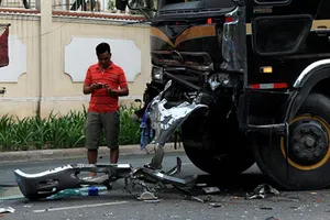 2 xe đầu kéo tông nhau 4 người bị thương 