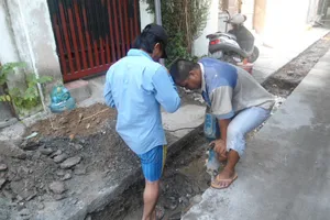 Đường vẫn ngập sau nhiều ngày nắng nóng: Đang lắp đặt cống thoát nước