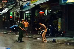 Một thanh niên 'ngáo đá' khỏa thân đòi đâm người trên phố