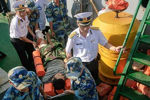 Tàu Vùng 4 Hải quân cứu ngư dân bị nạn ở Trường Sa