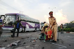 Clip tông xe liên hoàn 5 người bị thương, 7 xe móp méo