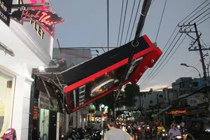 TP.HCM: Mưa lốc xô ngã bảng hiệu, cây gãy cành, bật gốc