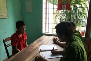 Bám theo thiếu nữ hiếp dâm, cướp Iphone 5