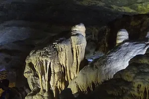 Những hình thù kỳ lạ ở động Thiên Đường