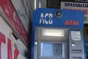 Bắt nhóm người nước ngoài dùng ATM giả để rút trộm tiền