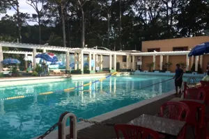 Đi bơi cùng bạn, một bé trai đuối nước