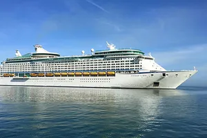 Du thuyền lớn thứ 3 thế giới cập cảng Chân Mây