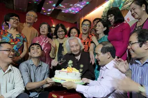 Nhạc sư Vĩnh Bảo đờn xuất thần trong đêm mừng thọ 98 tuổi