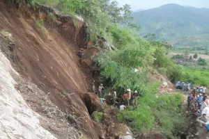 Lở đất làm sập đá, 4 công nhân bị thương vong