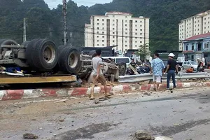 Container lật nghiêng, tài xế đập cửa cầu cứu