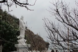 Đừng làm mất mỹ quan chùa Hang 