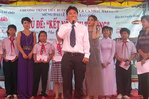 Triển lãm ‘Khoảnh khắc bên Mẹ’ gây quỹ học bổng