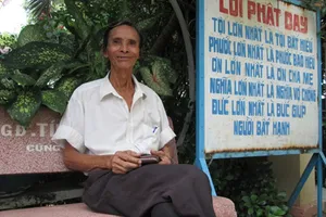 Nghệ sĩ Việt nghèo khó sống giữa nghĩa trang cô quạnh