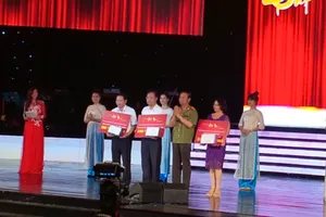 1,9 tỉ đồng ủng hộ đồng bào lũ lụt, người nghèo