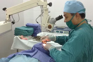 Mổ mắt miễn phí cho bệnh nhân nghèo Đồng Tháp