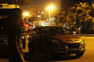 Phát hiện nam thanh niên nằm bất động trong xe ôtô