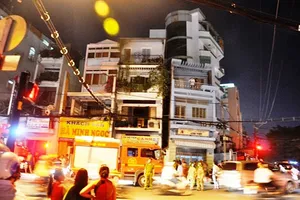 Cháy nhà, hai cụ già nhảy từ tầng ba sang nhà hàng xóm 