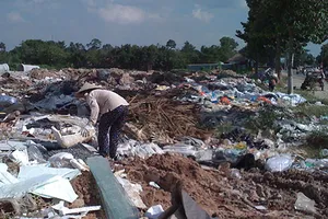 Bãi rác ‘lộ thiên’ giữa trung tâm thành phố