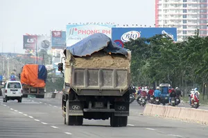 Bụi ‘mù trời’ trên Xa lộ Hà Nội