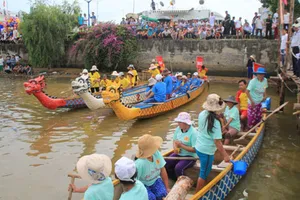 Đua thuyền trên Sông Hàn chào mừng Quốc khánh