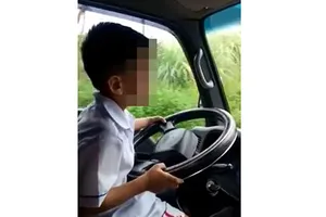 Clip hoảng hồn hình ảnh bé trai lái ô tô băng qua đường