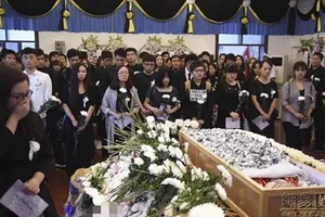 Đám tang đẫm nước mắt của nữ diễn viên trẻ bị đàn anh xâm hại