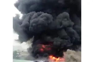 Clip cháy xưởng nhuộm, hàng trăm người hoảng loạn