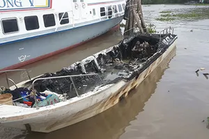 Tàu cao tốc bốc cháy khi neo đậu